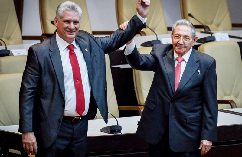 El presidente de Cuba, Miguel Díaz-Canel, y su predecesor en el cargo, Raúl Castro