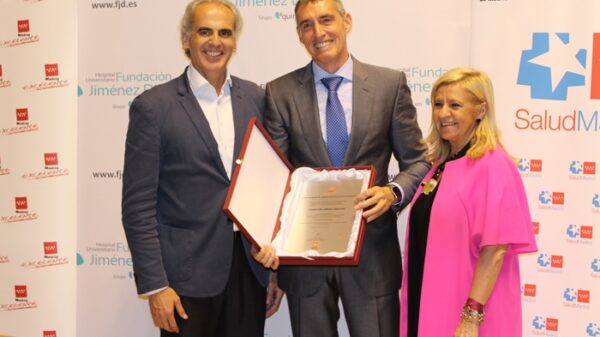 El consejero de Sanidad entregó al gerente de la FJD la placa acreditativa del reconocimiento de Madrid Excelente, junto a su directora general