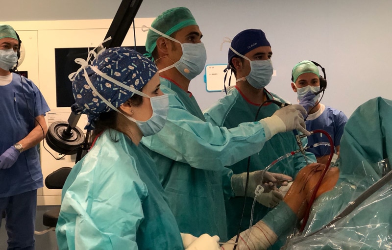 Un momento de una de las cirugías en directo que se llevaron a cabo durante el curso