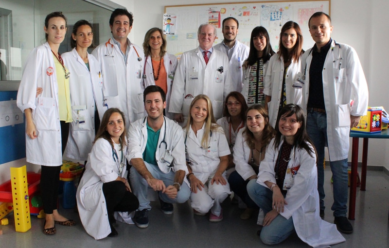 El Dr. Enrique de la Orden (de pie, 3º por la izquierda), con el resto del equipo del Servicio de Pediatría del HUIE