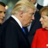 Donald Trump pasa por delante de Enmanuel Macron y Angela Merjel en una cumbre de la OTAN