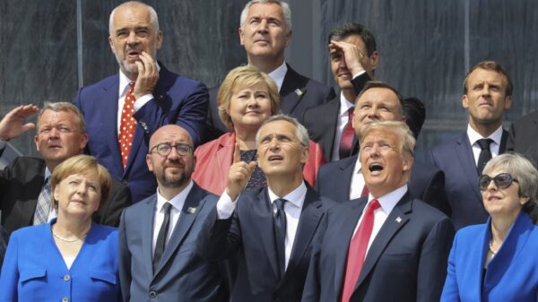 Los líderes políticos posan parauna foto de familia durante la ceremonia de apertura de la cumbre de la OTAN