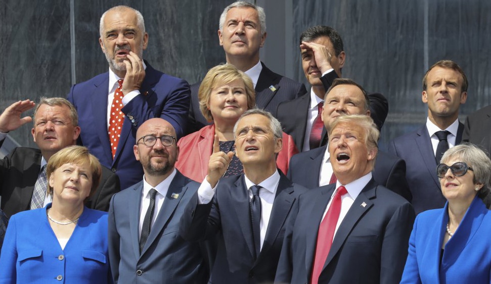 Los líderes políticos posan parauna foto de familia durante la ceremonia de apertura de la cumbre de la OTAN