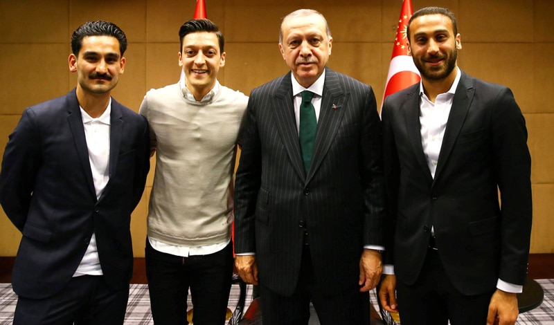 Recep Tayyip Erdogan con Ilkay Gundogan, del Manchester City; Mesut Özil, del Arsenal, y Cenk Tosun, del Everton, en el acto de la polémica