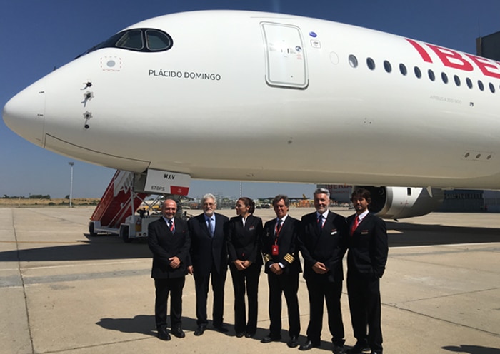 Plácido Domingo junto a la tripulación del primer A350