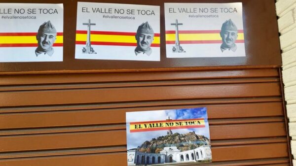 La sede del PSOE de Alcalá de Henares, empapelada con carteles de Franco