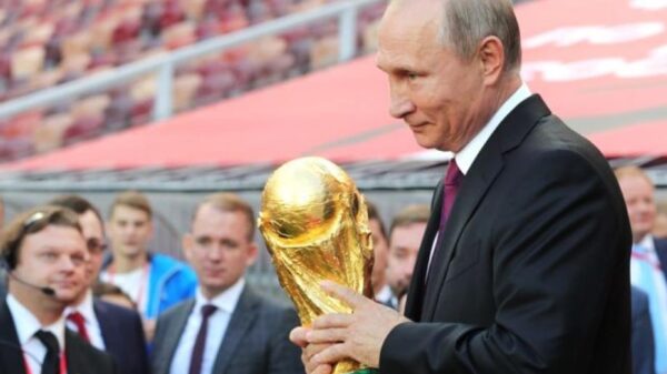Vladimir Putin con el trofeo del Mundial