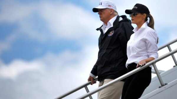 Trump y Melania bajando por la escalerilla del avión en uno de sus viajes