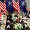 Donald Trump y el secretario general de la OTAN durante un desayuno bilateral en Bruselas
