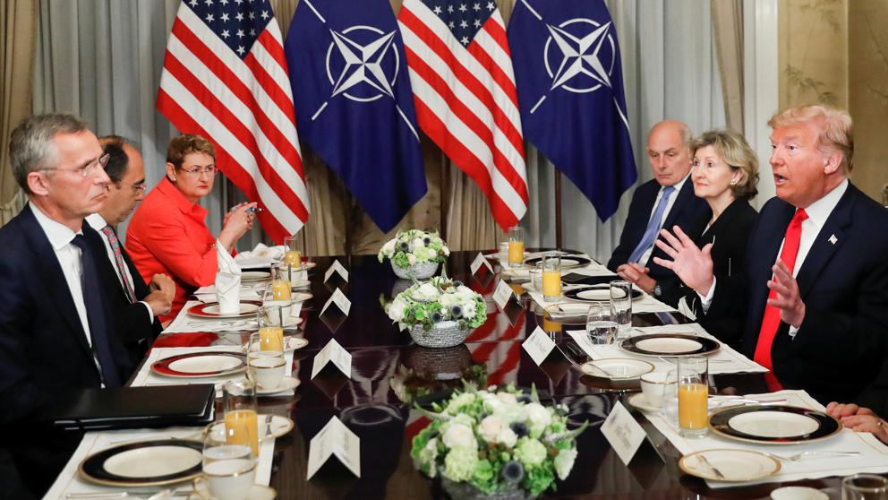 Donald Trump y el secretario general de la OTAN durante un desayuno bilateral en Bruselas