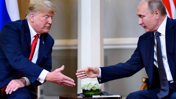 Donald Trump y Vladimir Putin se estrechan la mano antes de su reunión