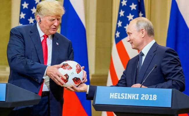 Putin le entrega a Trump el balón del Mundial de Rusia