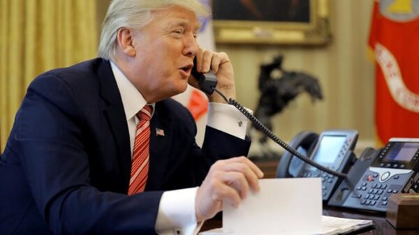 Donald Trump hablando por teléfono en la Casa Blanca