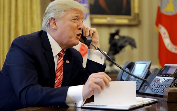 Donald Trump hablando por teléfono en la Casa Blanca