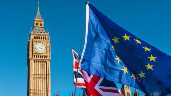 Banderas de Europa y Gran Bretaña con el Big Ben de fondo.
