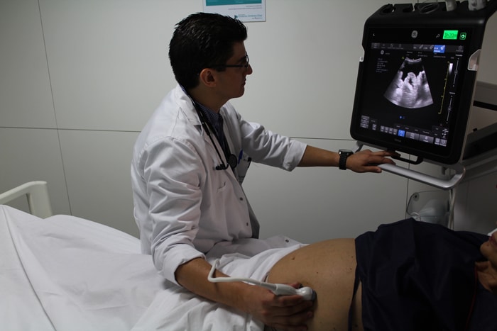 El Dr. Vázquez realiza una ecografía abdominal