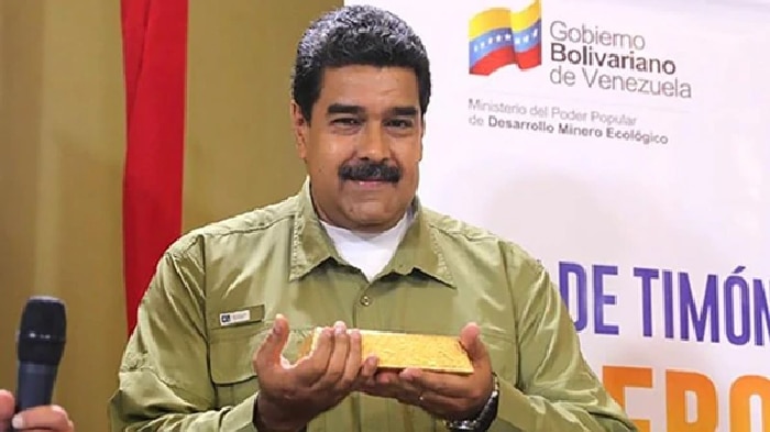 Nicolás Maduro con un lingote de oro