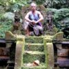 Un turista danés sentado en un santuario del templo Pura Luhur Batukaru