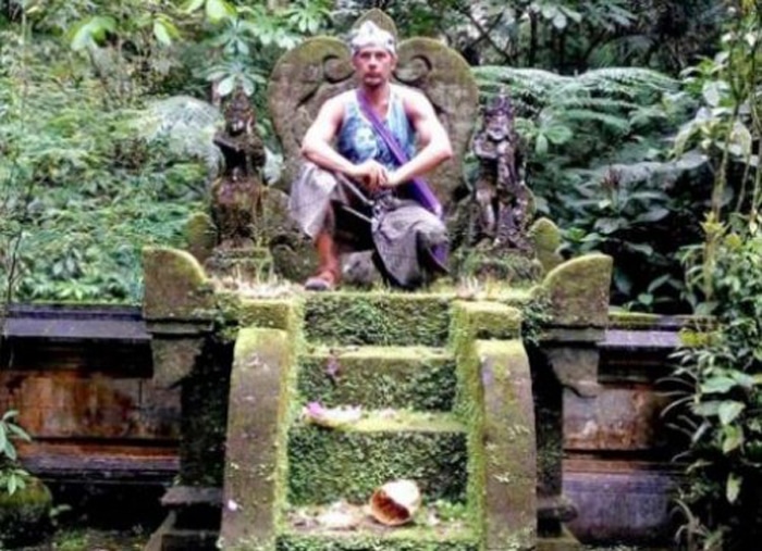 Un turista danés sentado en un santuario del templo Pura Luhur Batukaru