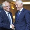 El secretario general del Consejo de Europa, Thorbjørn Jagland, saluda al ministro de Exteriores español, Josep Borrell