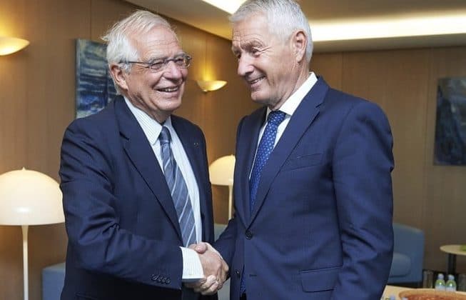 El secretario general del Consejo de Europa, Thorbjørn Jagland, saluda al ministro de Exteriores español, Josep Borrell