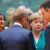 El presidente español, Pedro Sánchez, conversa con el presidente del Consejo Europeo, Donald Tusk, en presencia de la canciller alamena, Angela Merkel, y del presidente francés, Enmanuel Macron