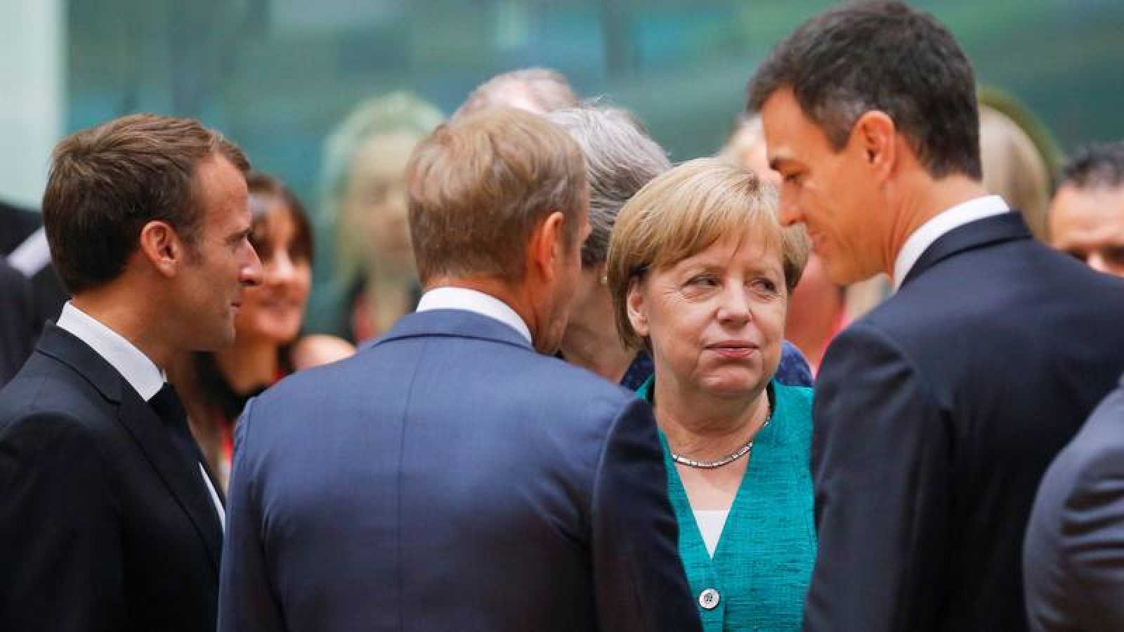 El presidente español, Pedro Sánchez, conversa con el presidente del Consejo Europeo, Donald Tusk, en presencia de la canciller alamena, Angela Merkel, y del presidente francés, Enmanuel Macron