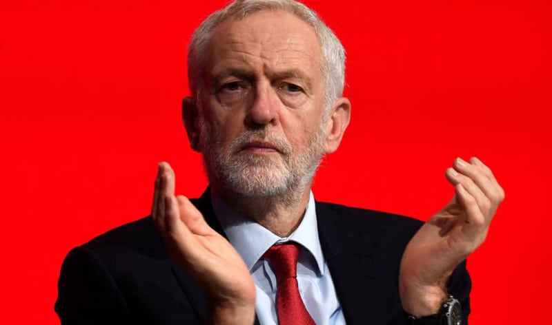 El líder del Partido Laborista, Jeremy Corbyn, aplaude durante la Conferencia Anual del Partido Laborista en Liverpool