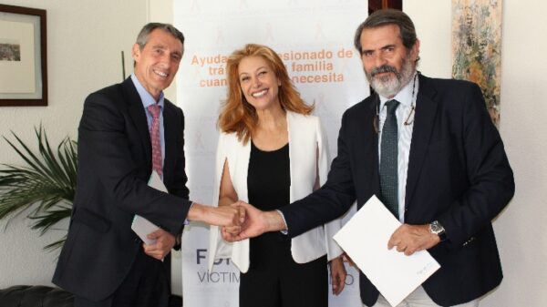 De izquierda a derecha, Álvaro de la Parra, Teresa Viejo (embajadora de la Fundación A de Tráfico) y Gutiérrez Alonso tras firmar el convenio