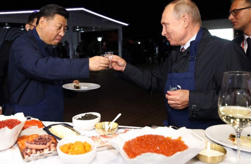 Xi Jinping y Vladimir Putin brindan con vodka