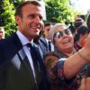 El presidente francés, Emmanuel Macron, posa con ciudadanos en los jardines del Elíseo
