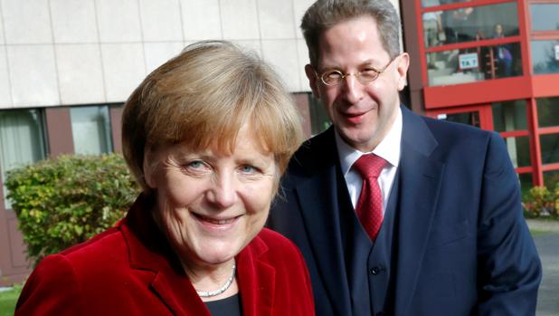 Angela Merkel, con Hans-Georg Maassen, el destituido jefe del servicio de inteligencia