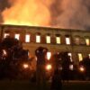 El Museo Nacional de Brasil durante su incendio