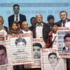 López Obrador con familiares de los estudiantes de Igualada desaparecidos