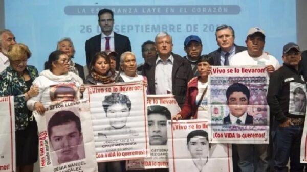 López Obrador con familiares de los estudiantes de Igualada desaparecidos