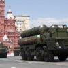 Varios camiones militares transportan misiles antiaéreos S-300, durante un desfile en Moscú