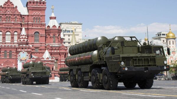Varios camiones militares transportan misiles antiaéreos S-300, durante un desfile en Moscú