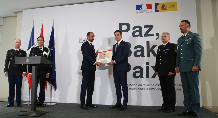 El presidente del Gobierno, Pedro Sánchez, realiza la entrega simbólica del Sello Judicial al primer ministro de la República francesa, Édouard Philippe