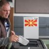 Un hombre votando en el referéndum celebrado este domingo en Macedonia