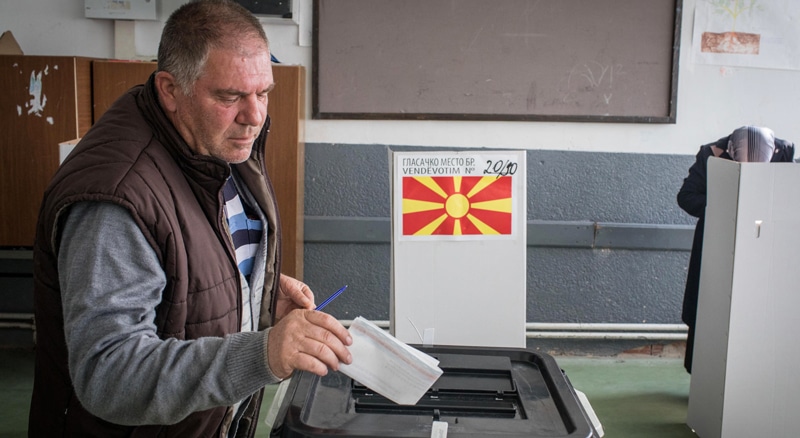 Un hombre votando en el referéndum celebrado este domingo en Macedonia