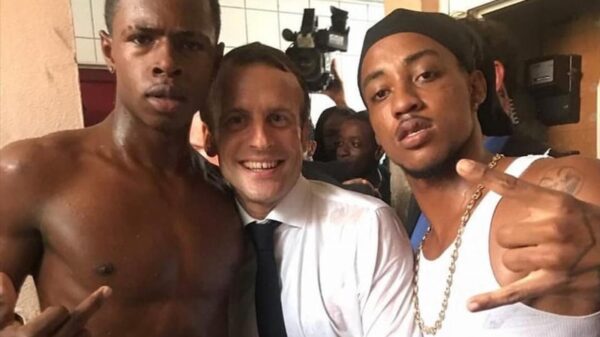 El presidente francés, Emmanuel Macron, se hace una foto con dos jóvenes residentes de la isla de San Martín