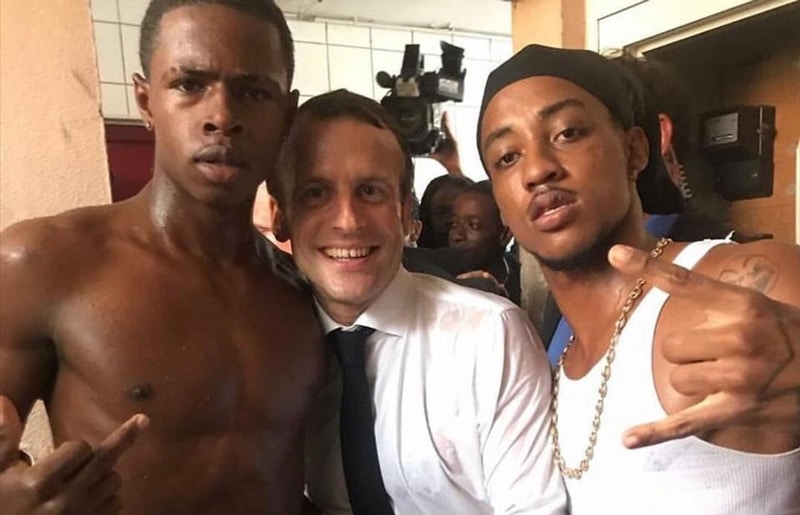 El presidente francés, Emmanuel Macron, se hace una foto con dos jóvenes residentes de la isla de San Martín