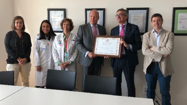 Juan Carlos Villar entregó el reconocimiento al Dr. Adolfo Bermúdez en presencia de Esther Alonso, la Doctora Ámbar Deschamps, Carmen Moreno (izquierda) y Javier Salamanca (derecha)