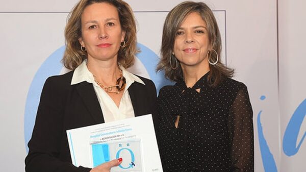 La Dra. Marta Sánchez Menan, directora médica del HUIE, recibe el sello QH+2 estrellas