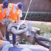Retiran la estatua de Colón en Los Ángeles