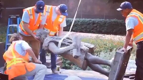 Retiran la estatua de Colón en Los Ángeles
