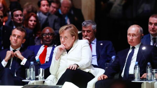 Emmanuel Macron, Angela Merkel y Vladímir Putin, en la apertura del Foro de la Paz