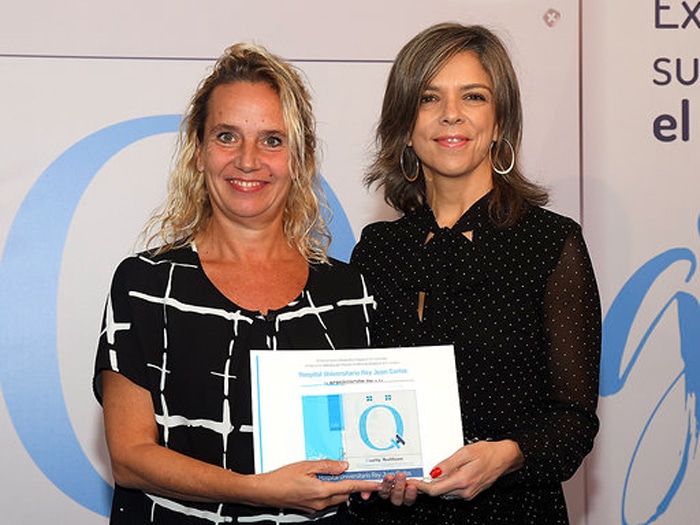 Raquel Barba, gerente del HURJ, recibe el sello QH+2 estrellas