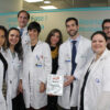 El doctor Moreno sujeta la placa del reconocimiento recibido junto a parte de su equipo y a los miembros de Syneos