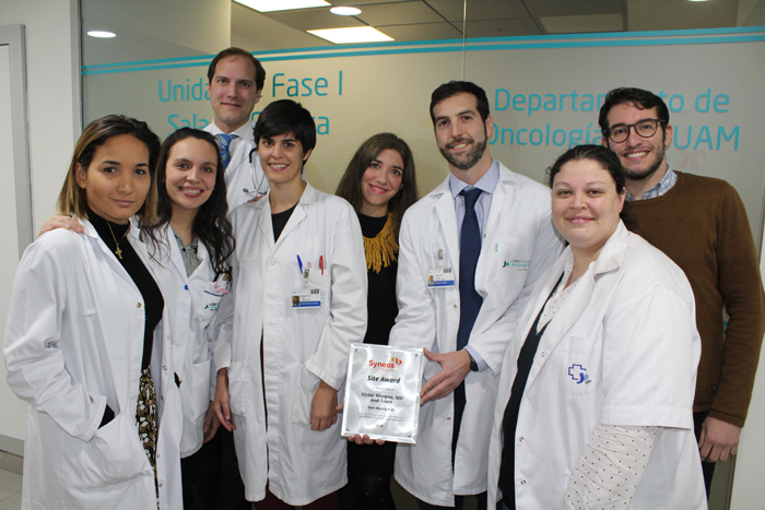 El doctor Moreno sujeta la placa del reconocimiento recibido junto a parte de su equipo y a los miembros de Syneos